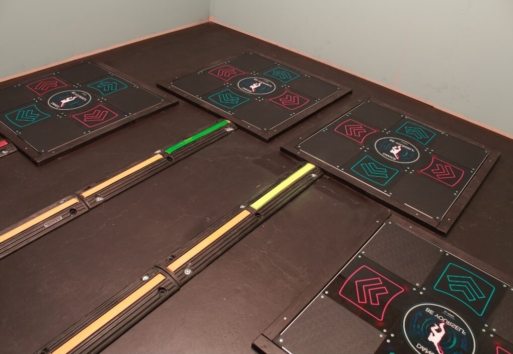 Four panels, each with four directional arrows, two of which are connected by coloured cable channels